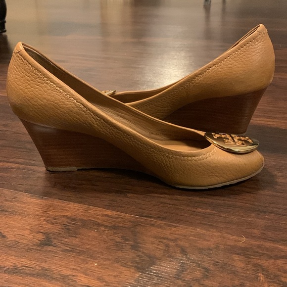 TORY BURCH TAN LEATHER PEEP TOD WEDGE HEELS - Picture 3 of 9